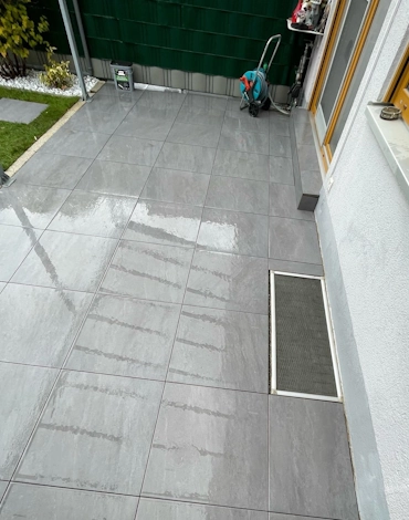 terrasse-graue-feinsteinzeugplatten