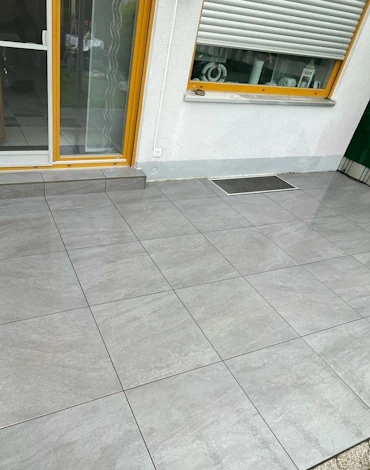terrasse-graue-keramikplatten