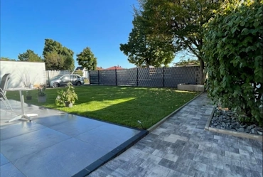 Terrasse und Gartenweg